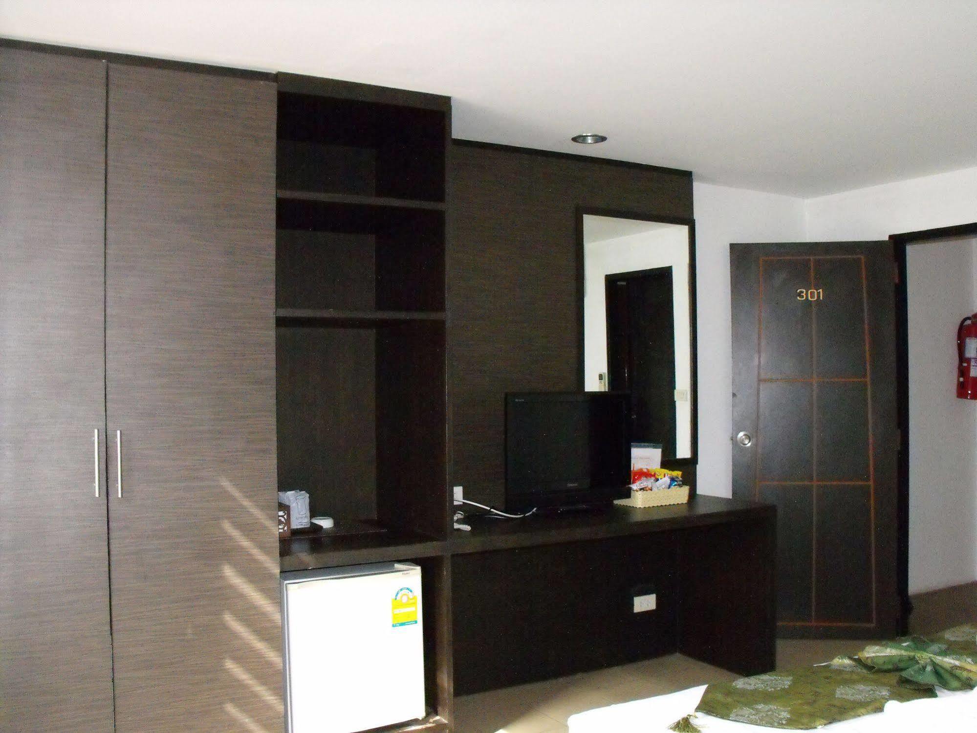 Patong Bgw Phuket Hostel מראה חיצוני תמונה