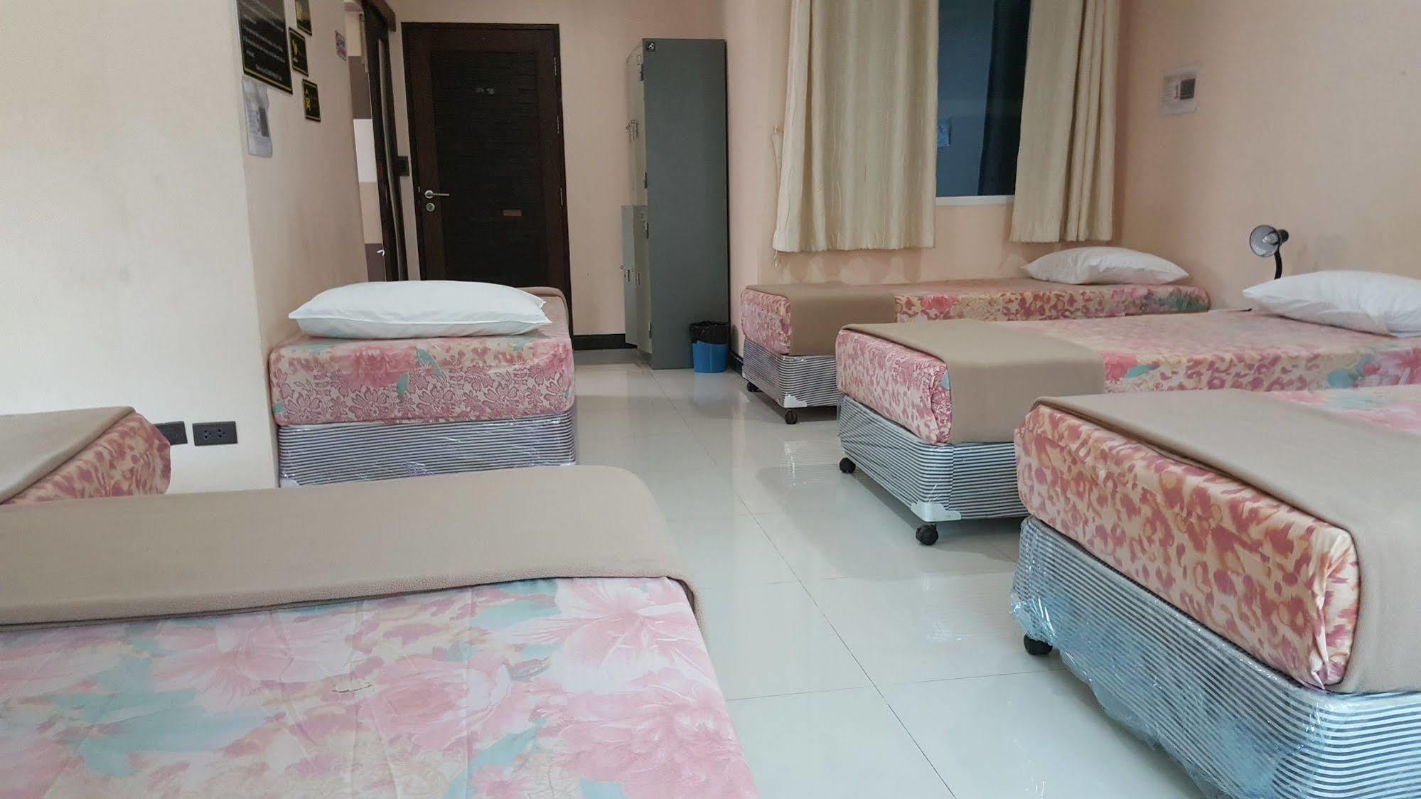 Patong Bgw Phuket Hostel מראה חיצוני תמונה