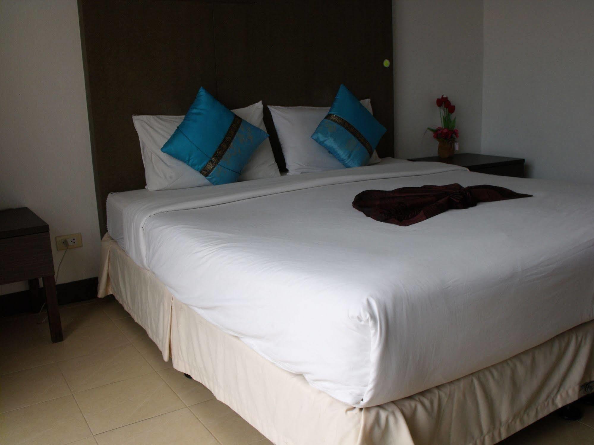 Patong Bgw Phuket Hostel מראה חיצוני תמונה