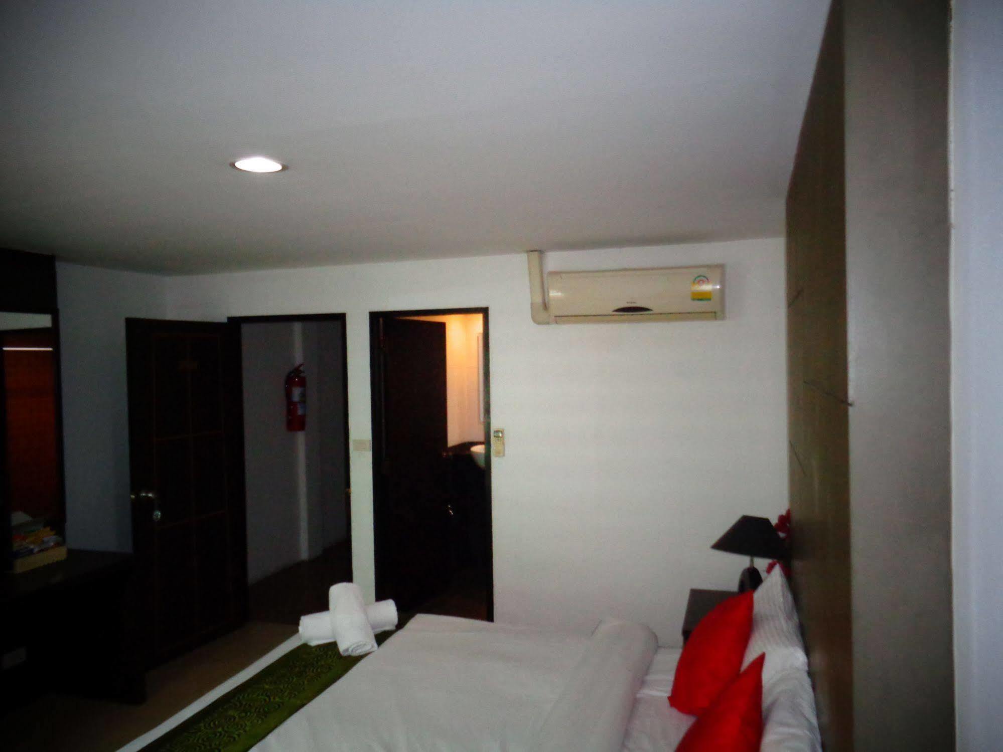 Patong Bgw Phuket Hostel מראה חיצוני תמונה