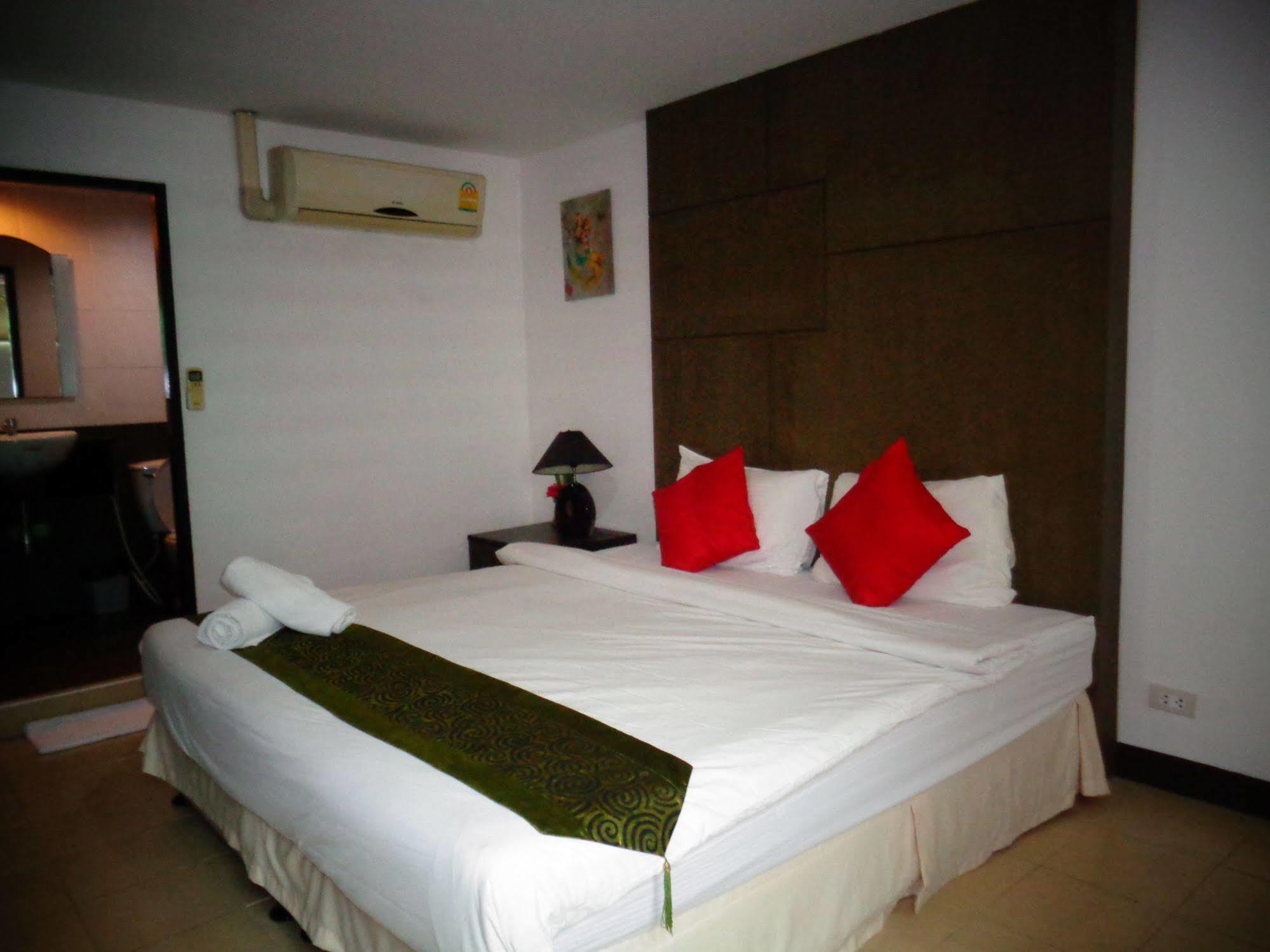 Patong Bgw Phuket Hostel מראה חיצוני תמונה