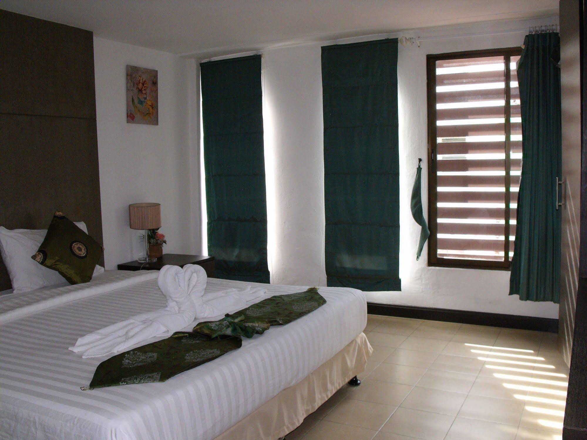 Patong Bgw Phuket Hostel מראה חיצוני תמונה