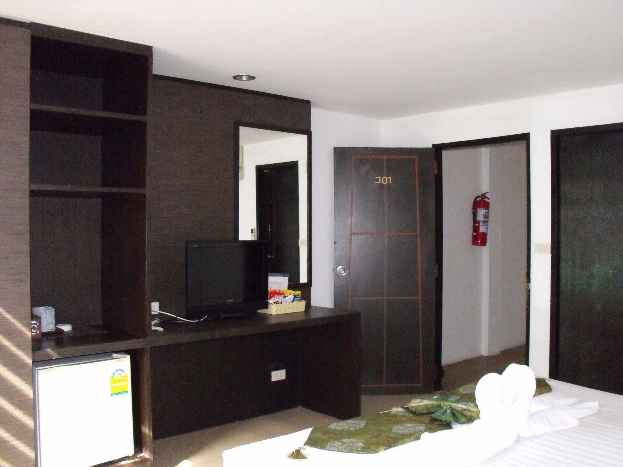 Patong Bgw Phuket Hostel מראה חיצוני תמונה